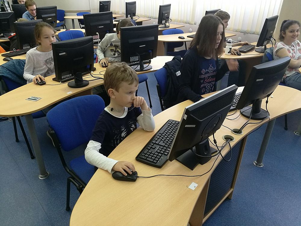 Дети в компьютерном зале. Школы с компьютерным уклоном. Компьютерная школа топ. Летняя компьютерная школа приглашает.