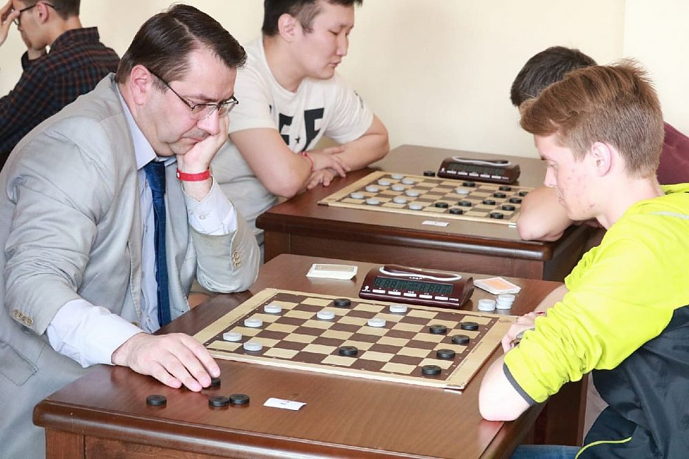 36 шашистов 15 из россии. Гроссмейстер по шашкам.