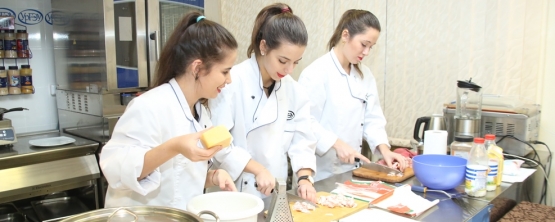 Французские и итальянские студенты знакомили УрГЭУ с блюдами европейской кухни