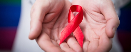 Студенты УрГЭУ раздали красные ленты в рамках Всемирного дня борьбы со СПИДом