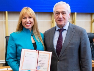 За вклад в будущее образования