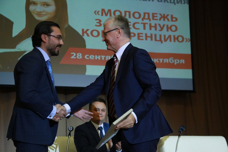 Михаилу Фёдорову вручают благодарность от ФАС России